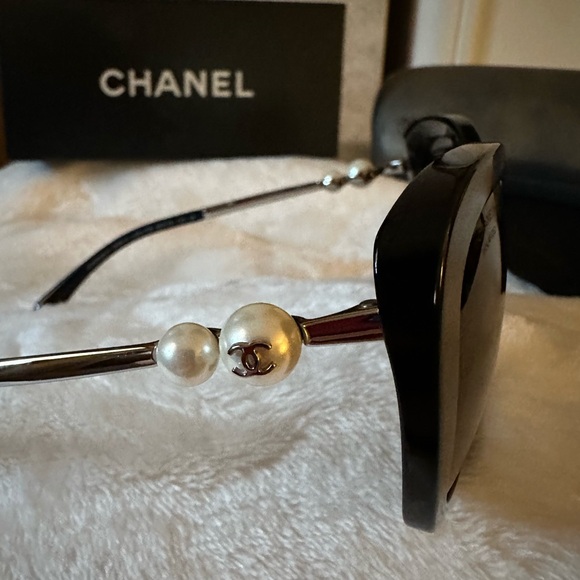 CHANEL Black and White Sunglasses with Polarized Lenses - Picture 4 of 9